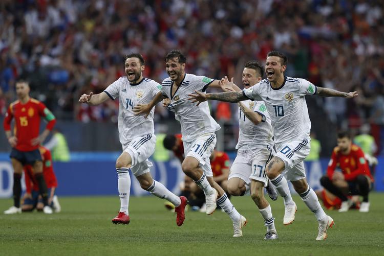 De russiske spillere bliver støttet telefonisk af Vladimir Putin, der dog ikke har planer om at se kvartfinalen mod Kroatien.  Manu Fernandez/AP