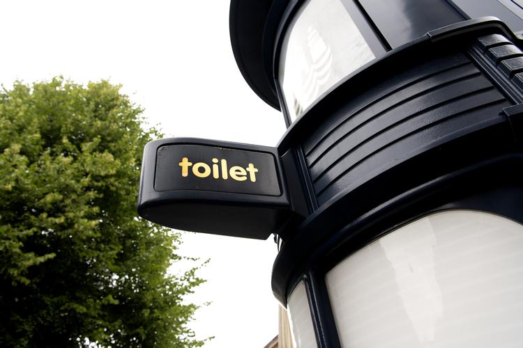 Politiken har besøgt ti offentlige toiletter, for at se, hvad man møder, hvis man skal på toilettet i det offentlige rum.
   Peter Hove Olesen/POLFOTO