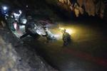 
    En dykker er død men redningsarbejdet fortsætter i Thailand, hvor 12 drenge er fanget i en grotte. /AP