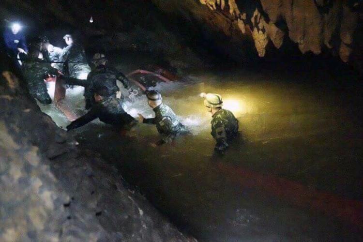 
    En dykker er død men redningsarbejdet fortsætter i Thailand, hvor 12 drenge er fanget i en grotte. /AP