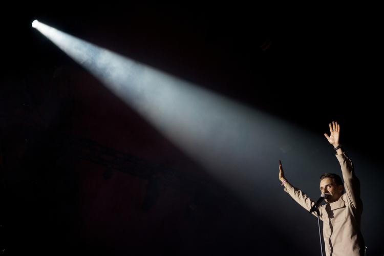 Natten til fredag stod Nephew for tredje gang på Orange Scene og skabte en syng med-fest. Efter en længere pause beviste orkestret, at de i den grad stadig hører til på netop den, mener anmelderne.
  
   Thomas Borberg/POLFOTO