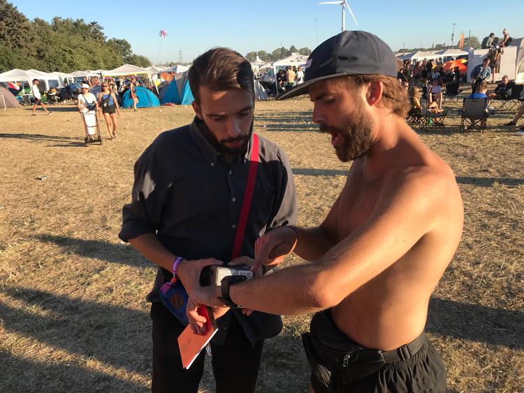29-årige Michael (th.) fik et motionsur på til dette års Roskilde Festival. Det kunne blandt andet vise, at han gik næsten 33.000 skridt om dagen. Det svarer til 25 kilometer om dagen.  Alexander Sjöberg/Alexander Sjöberg
