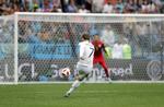 Dette ellers harmløse langskud fra Antoine Griezmann smuttede via Fernando Musleras hænder i mål til 2-0. Ricardo Mazalan/Ritzau Scanpix