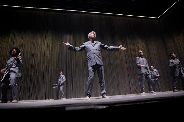 
    Roskilde Festival. David Byrne spiller på Arena scenen. 
   Foto: Thomas Borberg/POLFOTO