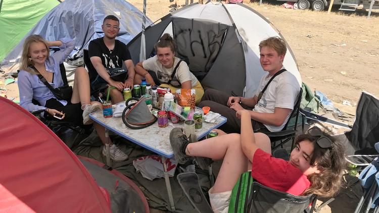 »Vi er på festival og har haft det rigtig sjovt. Hele tiden. Det er nok det samme, som hvis du tager hårde stoffer. Du har det fedt, når virkningen er der. På Roskilde fester du, og det er ikke bare en aften, men en hel uge. Det er den sygeste uge«, siger Zarah-Sofia Habib, der ses yderst til højre.  Alexander Sjöberg