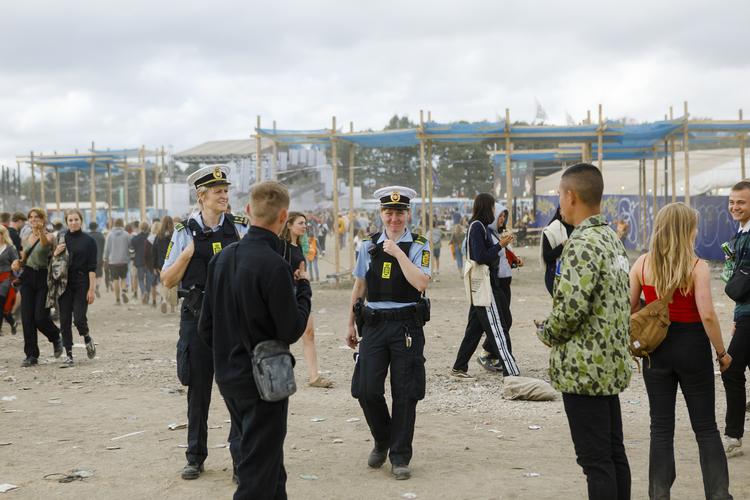 Den 25-årige udnyttede sin falske myndighed til at klippe festivalgæsternes armbånd over, hvorefter han gjorde de rigtige festivalvagter opmærksomme på ofrene. De armbåndsløse gæster blev derpå bortvist fra festivalen. Betjentene på billedet er dog den ægte vare. Lange Per/Ekstra Bladet