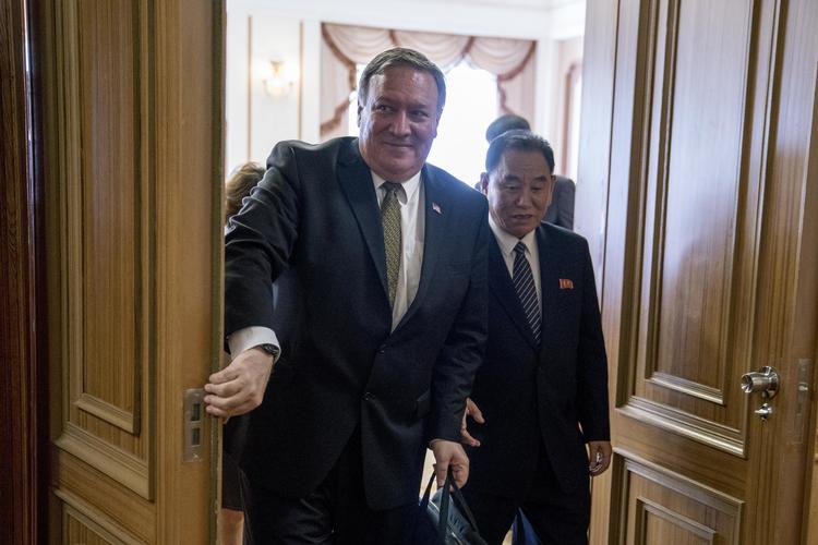 USA's udenrigsminister, Mike Pompeo sammen med den højtplacerede nordkoreanske politiker Kim Yong-chol. Andrew Harnik/AP