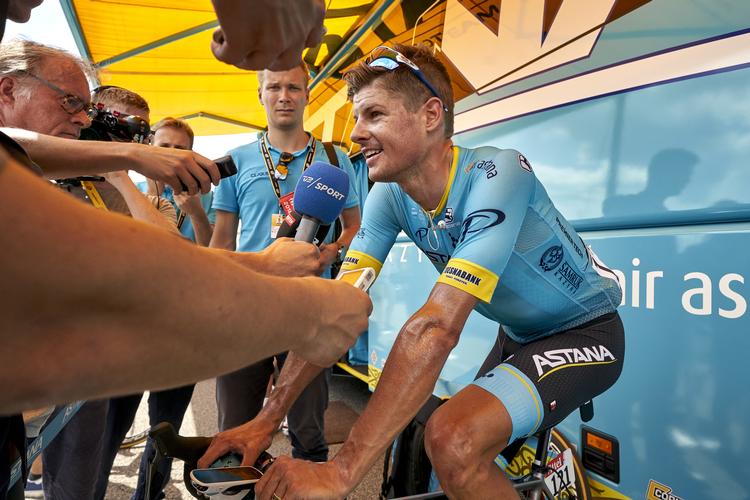 Der var smil på hos Jakob Fuglsang, da han rullede af efter gårsdagens etape.
   Claus Bonnerup/Ritzau Scanpix
