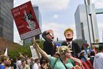 Flere organisationer var gået sammen om at arrangere demonstrationen under overskriften 'Trump er ikke velkommen'. Geert Vanden Wijngaert/AP
