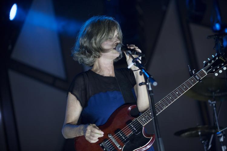 Publikum måtte træde til som hjælpende stemmer, da argentinske Juana Molina optrådte på Roskilde Festival uden sine instrumenter.
   Thomas Borberg/POLFOTO
