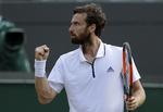 Ernests Gulbis knytter næven og sender Alexander Zverev ud af Wimbledon.  Ben Curtis/AP