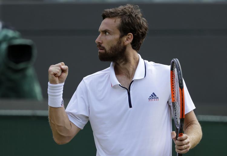 Ernests Gulbis knytter næven og sender Alexander Zverev ud af Wimbledon.  Ben Curtis/AP