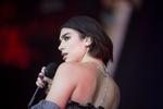 Dua Lipa, da hun spillede på Roskilde Festival i sommers. En koncert, der foregik lidt mere fredeligt end den, hun spillede i Shanghai i onsdags.
   Thomas Borberg/POLFOTO