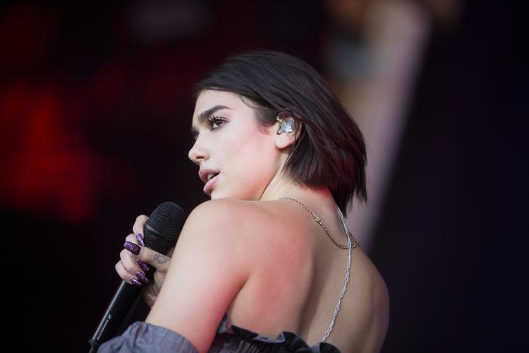 Dua Lipa, da hun spillede på Roskilde Festival i sommers. En koncert, der foregik lidt mere fredeligt end den, hun spillede i Shanghai i onsdags.
   Thomas Borberg/POLFOTO