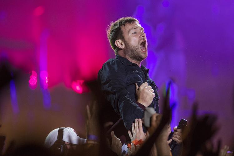 Gorillaz' koncert på Roskilde Fesitval lørdag nat blev pludselig afbrudt, da rapperen Del the Funky Homosapien styrtede ned fra scenen. Her er det forsangeren Damon Albarn. Tycho Gregers/RITZAU