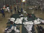 Spørgsmålet om håndtering af migranter i USA har været meget omdiskuteret.
Amerikansk grænsepoliti har fjernet over 2.000 2300 børn fra deres forældre. Det har ført til voldsom kritik både i USA og fra organisationer og politikere i udlandet. Handout/Ritzau Scanpix