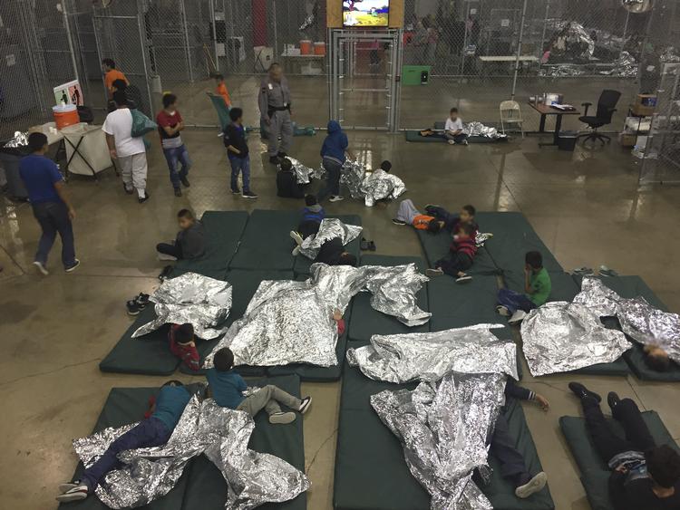 Spørgsmålet om håndtering af migranter i USA har været meget omdiskuteret.
Amerikansk grænsepoliti har fjernet over 2.000 2300 børn fra deres forældre. Det har ført til voldsom kritik både i USA og fra organisationer og politikere i udlandet. Handout/Ritzau Scanpix