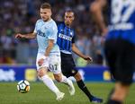 En hooligan truede på en strand Ciro Immobile (tv.) med en kniv.   Angelo Carconi/AP