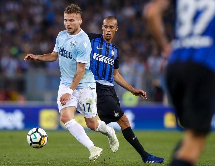 En hooligan truede på en strand Ciro Immobile (tv.) med en kniv.   Angelo Carconi/AP