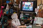 Araya Sinyang følger med i nyhederne i hendes købmandsbutik i byen Mae Sai, hvor de indspærrede drenge og deres fodboldtræner kommer fra. Claus Blok Thomsen