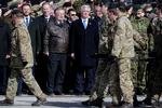 Forsvarsminister Claus Hjort Frederiksen (V) har tidligere deltaget i en flaghejsning og parade på kasernen i Tapa i Estland, hvor danske soldater er udstationeret sammen med britiske og franske af slagsen. (Arkiv). Jens Dresling/POLFOTO