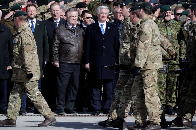 Forsvarsminister Claus Hjort Frederiksen (V) har tidligere deltaget i en flaghejsning og parade på kasernen i Tapa i Estland, hvor danske soldater er udstationeret sammen med britiske og franske af slagsen. (Arkiv). Jens Dresling/POLFOTO
