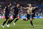 Domagoj Vida (th.) har fået en advarsel af Fifa efter sejren over Rusland.  Manu Fernandez/AP