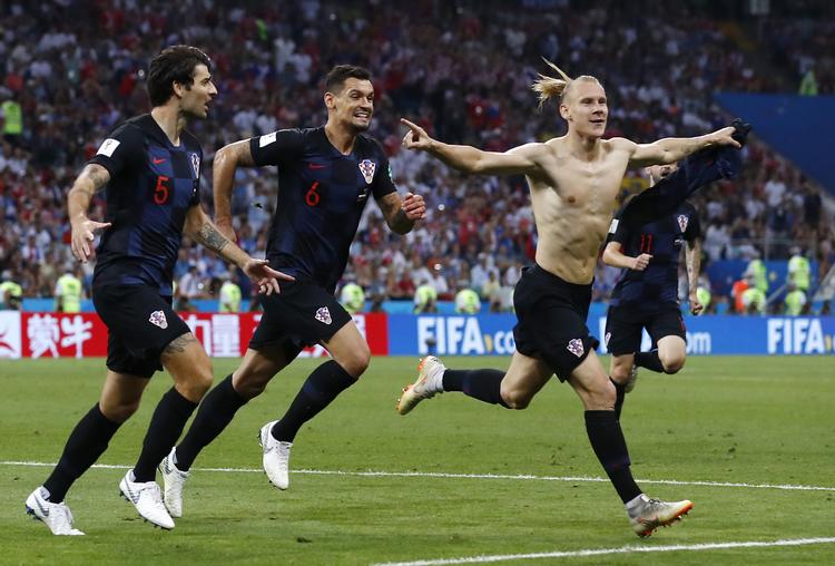 Domagoj Vida (th.) har fået en advarsel af Fifa efter sejren over Rusland.  Manu Fernandez/AP