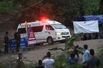 En ambulance forlader Tham Luang grotten i det nordlige Thailand, efter at aktionen med at redde de 12 drenge og deres fodboldtræner ud af grotten var gået i gang. Lillian Suwanrumpha/Ritzau Scanpix