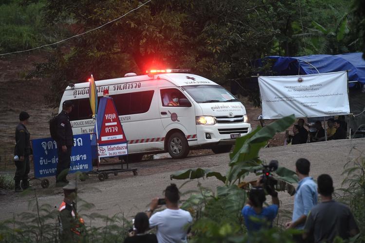 En ambulance forlader Tham Luang grotten i det nordlige Thailand, efter at aktionen med at redde de 12 drenge og deres fodboldtræner ud af grotten var gået i gang. Lillian Suwanrumpha/Ritzau Scanpix