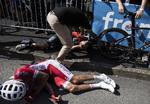Adskillige styrt prægede dagens etape. Her er det spanieren Jesus Herrada (forrest) og australieren Heinrich Haussler, det er gået ud over. Begge kom dog på benene igen og fuldførte.
   Jeff Pachoud/AP
