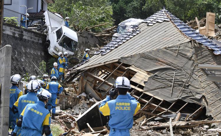 Jordskred har ramt en by i Hiroshima regionen.   Sadayuki Goto/AP