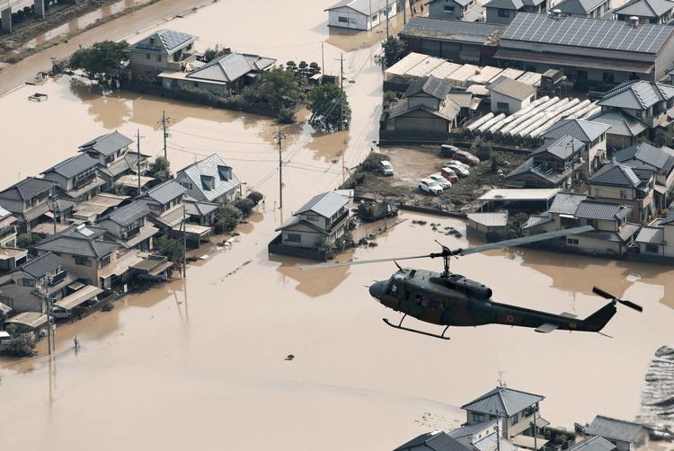 
   En helikopter besigtiger skaderne i det oversvømmede bebolsesområde Kurashiki.  102604+0900/AP