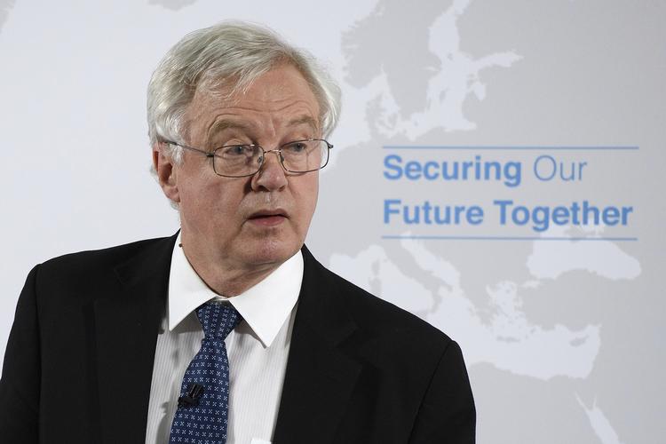 
    Exit - den britiske brxitminister David Davis har forladt regeringen på grund af uenighed om strategien i forhold til EU. Leon Neal/AP