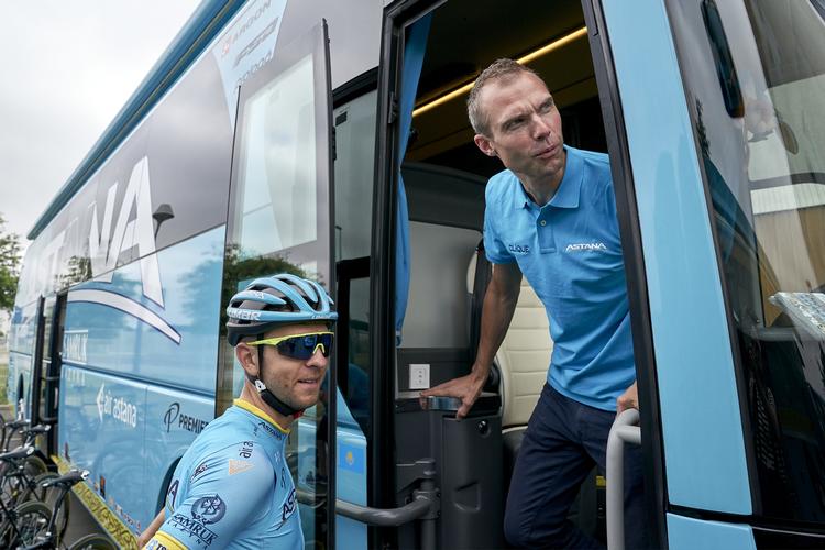Astana-træneren Rune Larsen, her sammen med estlænderen Tanel Kangert (tv), tror på klar forbedring i dag.
   Claus Bonnerup/Ritzau Scanpix