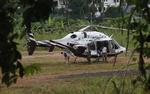 
    En helikopter venter nær grotten med de indespærrede drenge.  Sakchai Lalit/AP