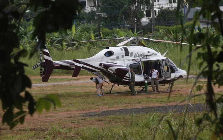
    En helikopter venter nær grotten med de indespærrede drenge.  Sakchai Lalit/AP