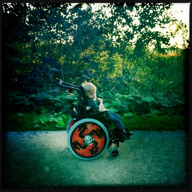 Lue er 9 år og bruger kørestol, fordi han er spastiker og hverken har udsigt til at gå eller stå på egne ben. 
