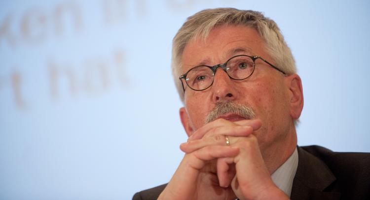 
    Økonom, forfatter og socialdemokrat Thilo Sarrazin slæber forlaget Random House i retten i strid om islam-kritisk bog. 
   Maja Hitij/AP