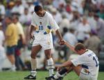 Kennet Andersson (th.) hjælpes op af Martin Dahlin efter Sveriges nederlag til Brasilien i 1994. Men hvem scorede nu brasilianernes mål? Eric Draper/AP