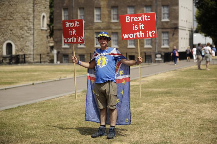 Antibrexit-demonstrant Steve Bray fotograferet i dag, hvor han giver sin utilfredshed med Storbritanniens kommende exit til kende ved parlamentet i London.  Matt Dunham/AP