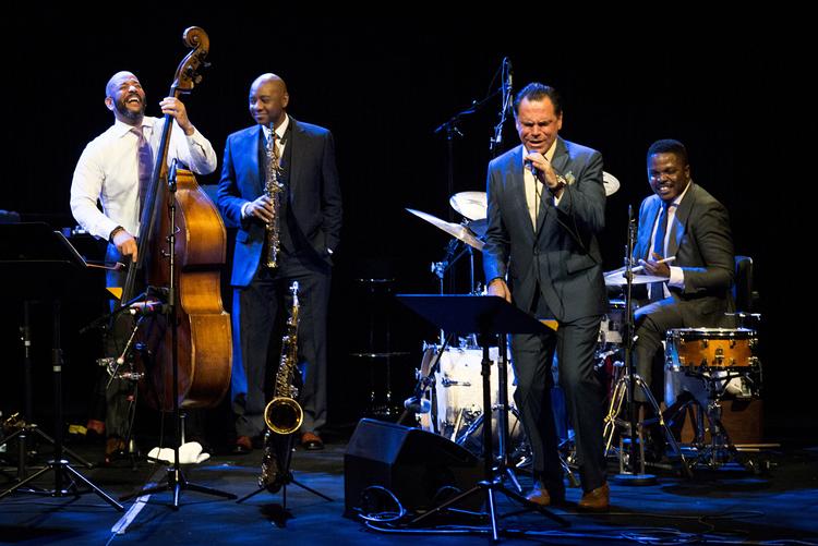 I 2016 gav jazz-sanger Kurt Elling koncert sammen med saxofonist Branford Marsalis i DR-Byen. På onsdag indtager sangeren Store Scene i Skuespilhuset.  Cicilie S. Andersen/POLFOTO
