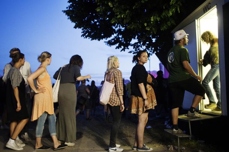 Når trangen melder sig efter masser af drikkevarer, kan det være svært at vente i kø. Derfor vælger mange at tisse i hegnet, og igen i år er der ifølge politiet i hvert fald én mand, der har set sit snit til at belure tissende festivalkvinder.
   Lærke Posselt/POLFOTO
