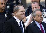Harvey Weinstein (tv.) forlader retten på Manhattan i dag sammen med sin forsvarer, Benjamin Brafman. Craig Ruttle/AP