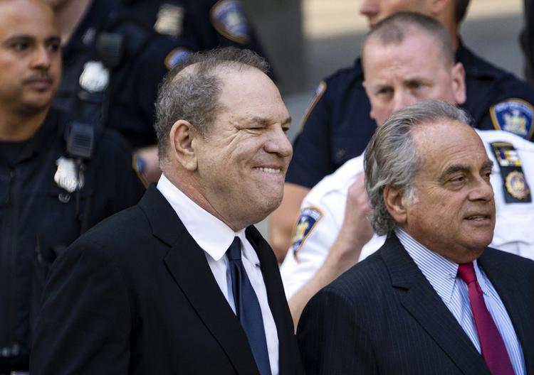 Harvey Weinstein (tv.) forlader retten på Manhattan i dag sammen med sin forsvarer, Benjamin Brafman. Craig Ruttle/AP
