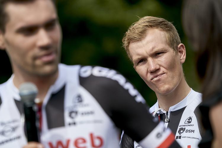 Team Sunweb kørte så stærkt, at Søren Kragh Andersen (bagest) overtager den hvide ungdomstrøje. Claus Bonnerup/Ritzau Scanpix