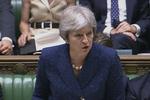 Theresa May har ansigtet i stenfolder på dette billede fra dagens møde i Underhuset, men måtte senere hen selv grine, da hendes regerings kaotiske tilværelse blev udpenslet af Labour-leder Jeremy Corbyn. Parliamentary Recording Unit/AP