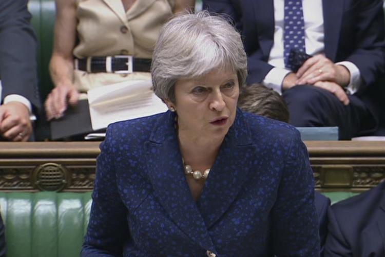 Theresa May har ansigtet i stenfolder på dette billede fra dagens møde i Underhuset, men måtte senere hen selv grine, da hendes regerings kaotiske tilværelse blev udpenslet af Labour-leder Jeremy Corbyn. Parliamentary Recording Unit/AP