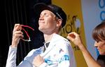 Billedet taler sit tydelige sprog om, at Søren Kragh Andersen nyder at blive iklædt den hvide førertrøje.,
    Cycling - Tour de France - The 35.5-km Stage 3 Team Time Trial from Cholet to Cholet - July 9, 2018 - Team Sunweb rider Soren Kragh Andersen of Denmark celebrates on the podium, wearing the white jersey for best young rider. REUTERS/Stephane Mahe
   Stephane Mahe/Ritzau Scanpix