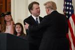 Præsident Donald Trump giver hånd før Brett Kavanaugh indtager scenen for at takke ja til nomineringen som højesteretsdommer. Evan Vucci/AP